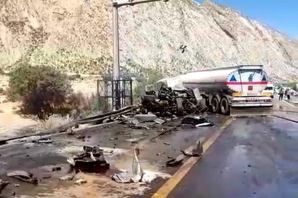 تصادف سه تانکر حمل سوخت در جاده جهرم – لار منجر به آتش‌سوزی شد