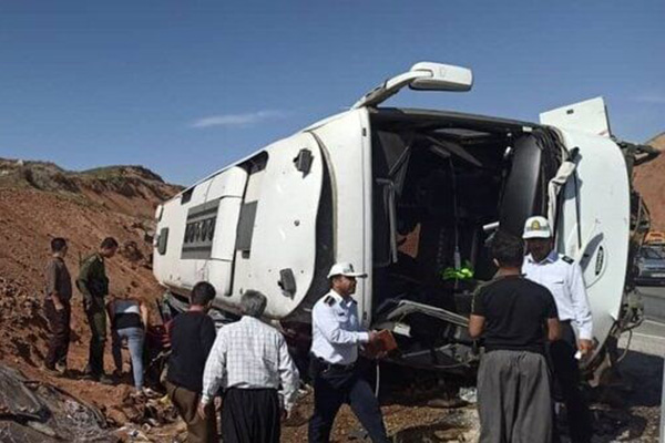 انحراف اتوبوس حامل زائران عتبات عالیات در مهران هشت مصدوم برجا گذاشت