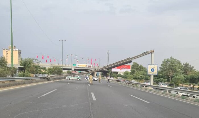 سقوط تابلو مسیرنما بر روی خودروی عبوری در پایتخت