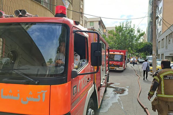 نجات ۶۰ نفر از آتش‌سوزی ساختمان ۴۰ واحدی در تهران