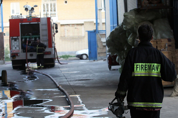 آتش سوزی در انبار پسماند یک کارخانه پتروشیمی در گلپایگان مهار شد