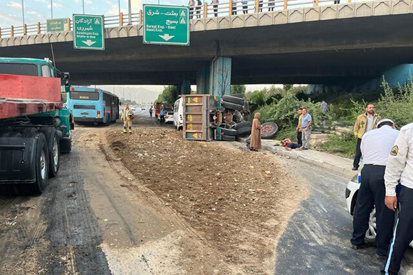 عبور مرگبار عابرپیاده از عرض بزرگراه/ واژگونی بامدادی ۲ کامیون در تهران