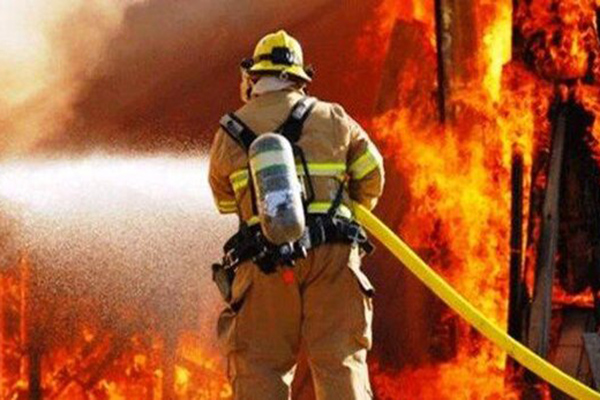 مصدومیت یک کارگر در حادثه آتش سوزی یک کارخانه