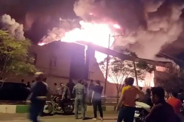 آتش‌ سوزی در کارخانه فرش در کاشان/ ابهام درباره آینده شغلی کارگران