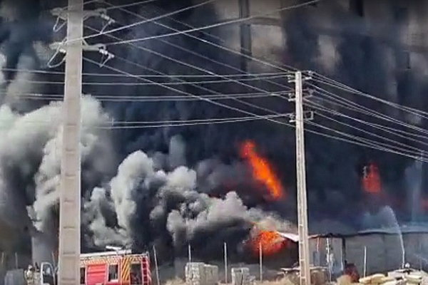 📽 ویدئو / مهار آتش‌سوزی بزرگ کارخانه مبل پرند پس از ۸ ساعت