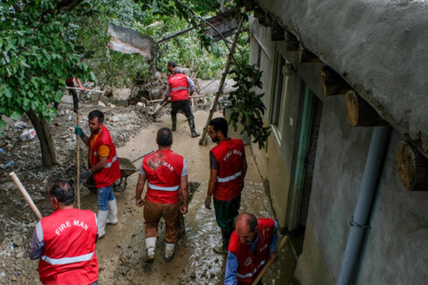 نجات ۱۸ تن در سیل اخیر در فیروزکوه از سوی هلال احمر/ ادامه عملیات جستجو و امداد رسانی