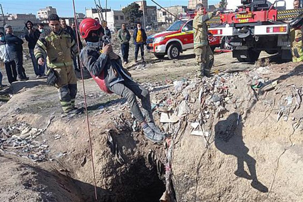 بیرون کشیدن جسد ۴ کارگر از حوضچه فاضلاب باقرشهر