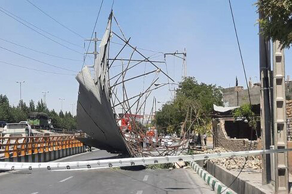 سقوط داربست و خسارت ۵۰ میلیونی به شبکه برق در مشهد