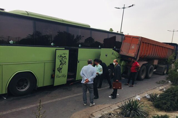 تصادف اتوبوس زائران کربلا در آزادراه تهران ساوه ۴۲ مصدوم برجای گذاشت