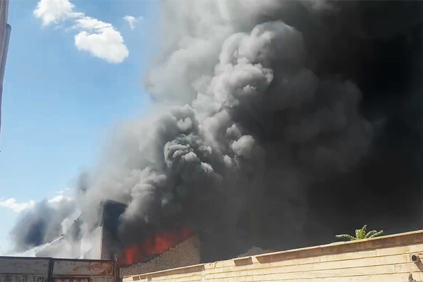 📽 ویدئو / آتش‌سوزی گسترده یک انبار در کرمان