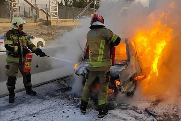 آتش سوزی دو خودروی سواری در آزادراه تهران-قم