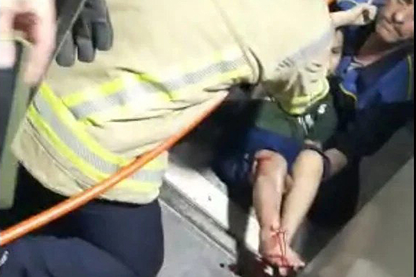 📽 ویدئو / گیر افتادن یک کودک بین کابین آسانسور و دیوار/عملیات حساس آتش نشانی