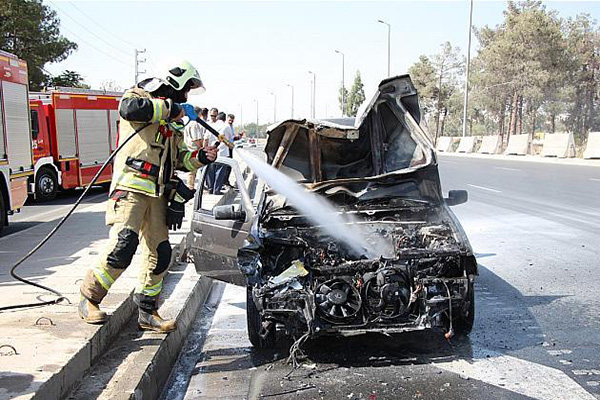 آتش سوزی خودرو سواری در بزرگراه آزادگان