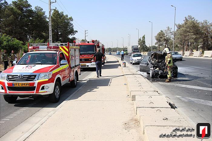 آتش سوزی خودرو سواری در بزرگراه آزادگان