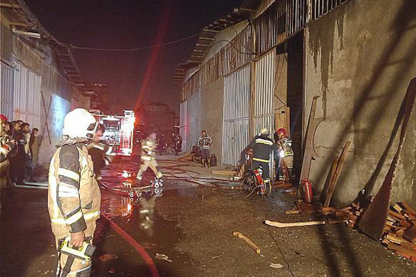 آتش سوزی کارگاه تولید مبلمان در مرتضی گرد