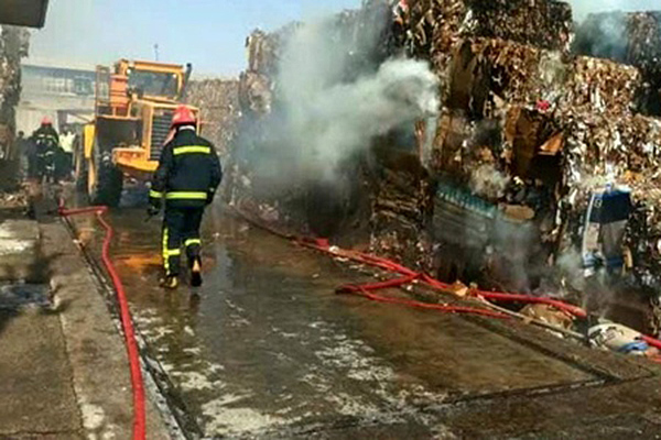 مصدومیت دو کارگر در حادثه آتش‌سوزی یک کارخانه