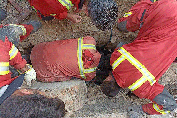 نجات یک کارگر جوان از زیر آوار
