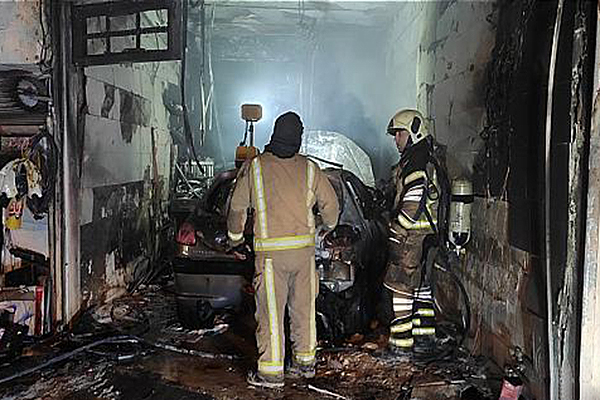 عملیات ۱۲۵ برای مهار آتش سوزی تعمیرگاه خودرو