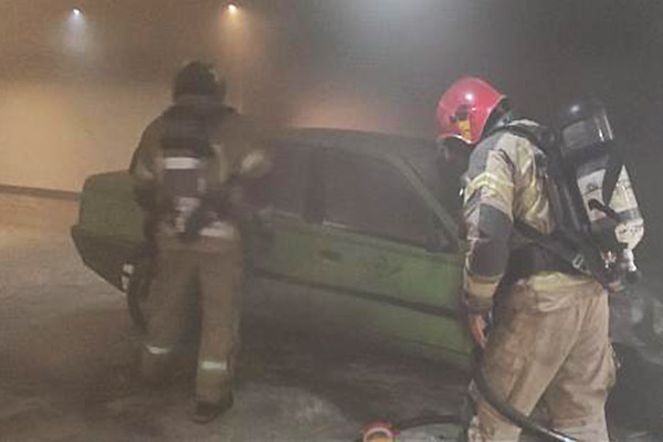 نجات دو شهروند از میان دود و آتش در پارکینگ ساختمان مسکونی