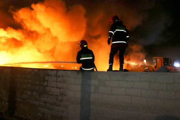 مهار آتش در سینما دنیا اهواز / نجات ۶۰ نفر از محل حادثه