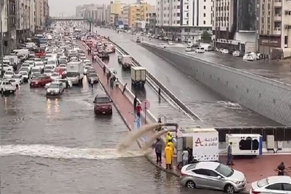 🎥 ویدئو/ ادامه بارندگی های شدید و سیل در شهر جده عربستان