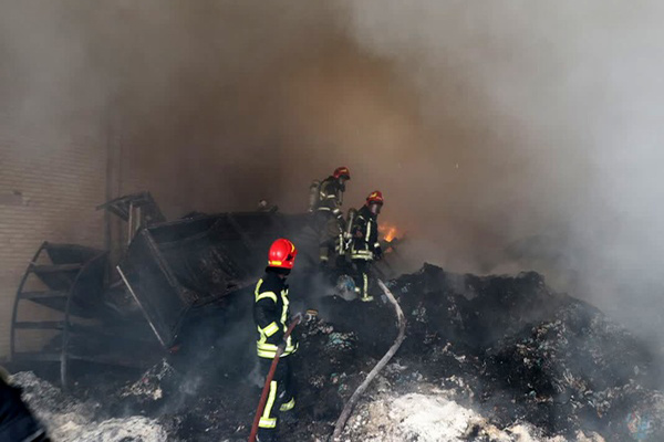 آتش‌سوزی کارخانه مواد شیمیایی تاکستان بدون تلفات جانی مهار شد