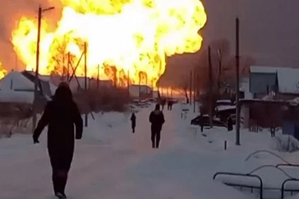 🎥 ویدئو/ آتش‌سوزی در خط لوله گاز طبیعی در غرب روسیه