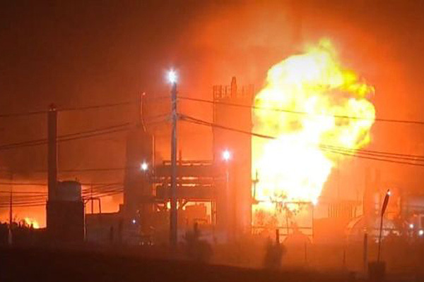 آتش سوزی گسترده در یک پالایشگاه نفت در شهر اربیل عراق