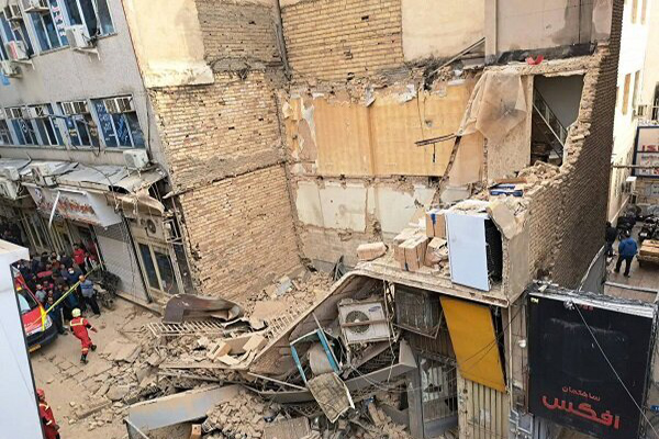 ریزش ناگهانی یک ساختمان در خیابان ملت/نجات ۳ کارگر از زیرآوار
