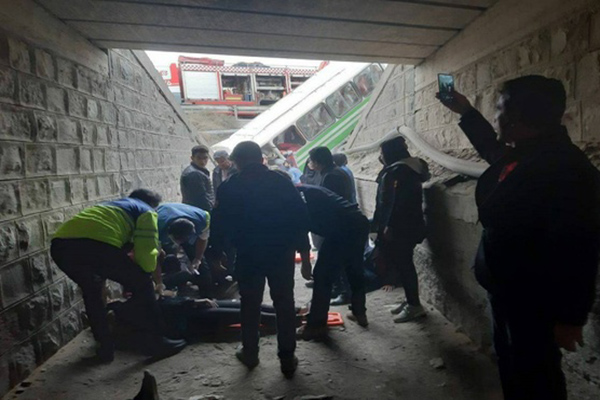 واژگونی مینی‌بوس حامل کارگران شهرک صنعتی عطار نیشابوری/ ۱۶ نفر مجروح شدند