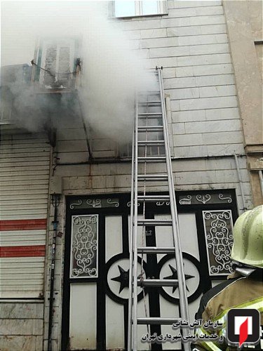 آتش سوزی انبار مواد غذایی در خیابان قائم