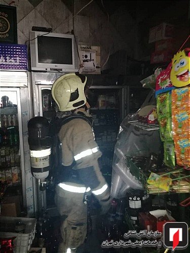 آتش سوزی انبار مواد غذایی در خیابان قائم