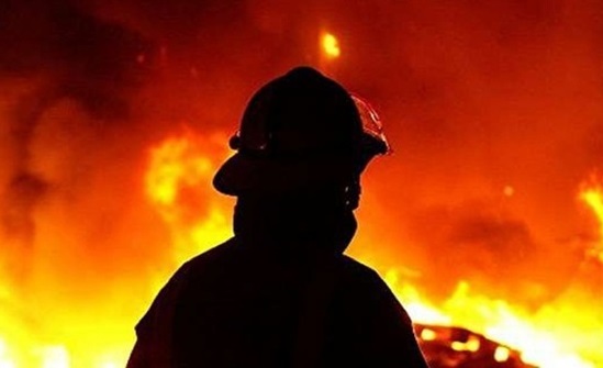 مصدومیت یک آتش‌نشان در آتش‌سوزی یک کارخانه