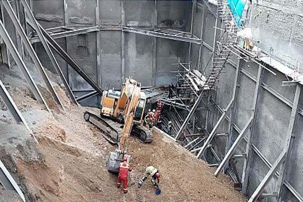 نجات کارگر ساختمانی از گودال ۲۰ متری