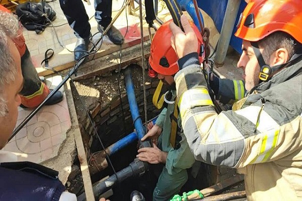 نجات جان یک کارگر پس از سقوط در چاه ۱۰۰ متری