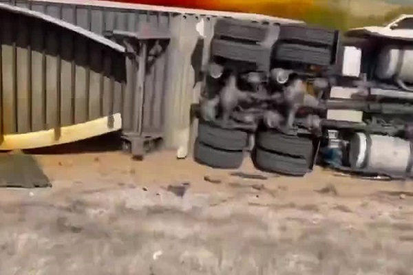 🎥 ویدئو/ واژگونی یک کامیون و پخش مواد سمی و خطرناک در آریزونا