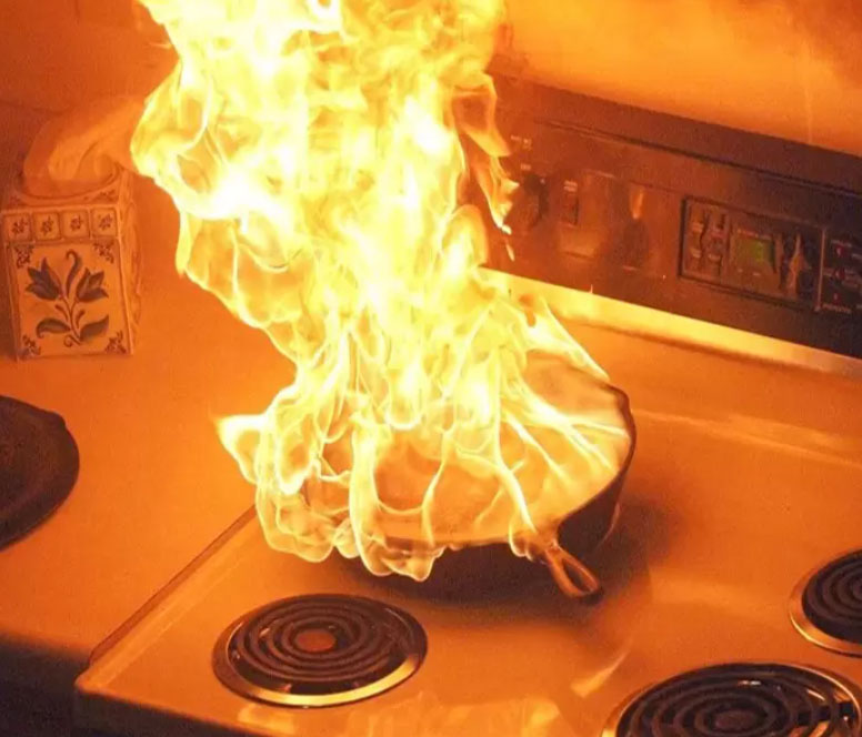 🎥 ویدئو / درجه حرارت روغن آشپزی و ایجاد آتش سوزی در منزل