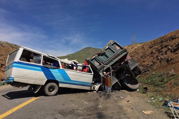 🎥 ویدئو/ تصادف مینی‌بوس و کامیون در کردستان با ۵ مصدوم و ۵ جان‌باخته
