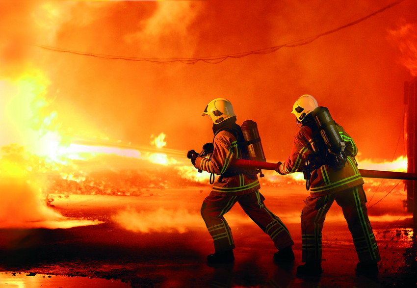 🎥 ویدئو/ گوشه ای از رشادت آتش نشانان در مهار آتش سوزی گسترده انبار کارخانه لوازم خانگی