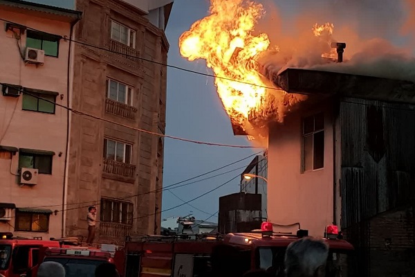 آتش سوزی آپارتمان پنج طبقه در شیراز سه فوتی و پنج مصدوم بجا گذاشت