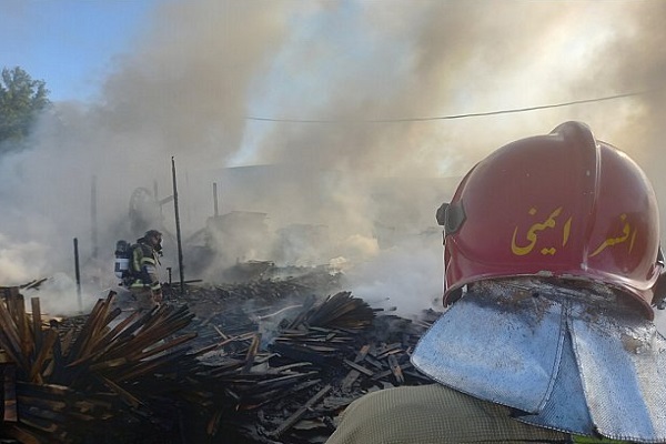 آتش سوزی انبار چوب و جعبه در بزرگراه آزادگان