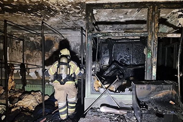 نجات سه شهروند از میان دود و آتش در انبار پارچه