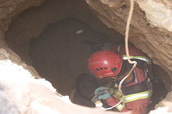 تلاش آتش نشانان برای نجات کارگر تبعه افغان از عمق چاه
