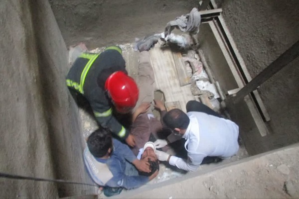 حادثه سقوط کارگر ۳۰ ساله داخل چاهک آسانسور