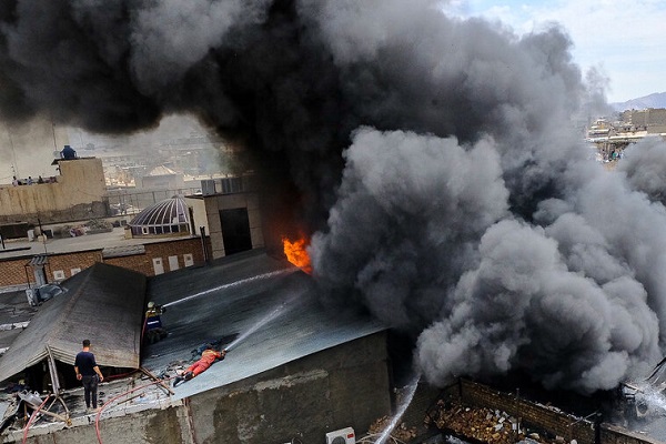 🎥ویدئو/ آتش‌سوزی انبار چسب در محدوده بازار تهران