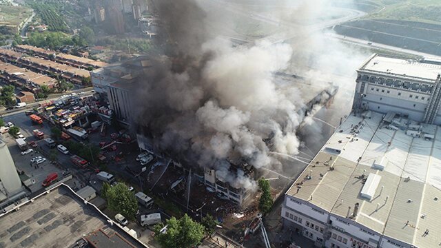 آتش‌سوزی بزرگ در کارخانه‌ای در غرب استانبول/ تلاش ۱۸ ساعته برای اطفای حریق
