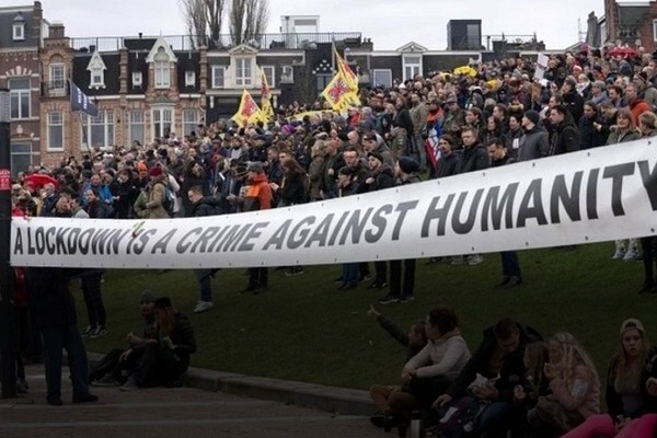 🎥ویدئو/ اعتراض فعالان محیط زیست در هلند به احداث یک کارخانه فولاد
