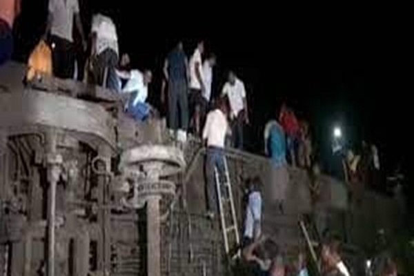 خروج قطار مسافری از ریل در هند ده‌ها کشته به جا گذاشت