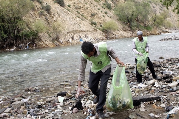 جمع‌آوری۱۷۵ تن پلاستیک از حاشیه رودخانه جاجرود