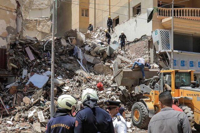 فروریختن ساختمان ۱۳ طبقه در مصر/ انتقال ۴ مصدوم به بیمارستان و ادامه آواربرداری